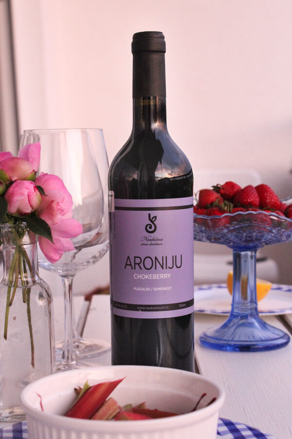 Aroniju vīns, pussalds, alc. 11 tilp.%, 750 ml